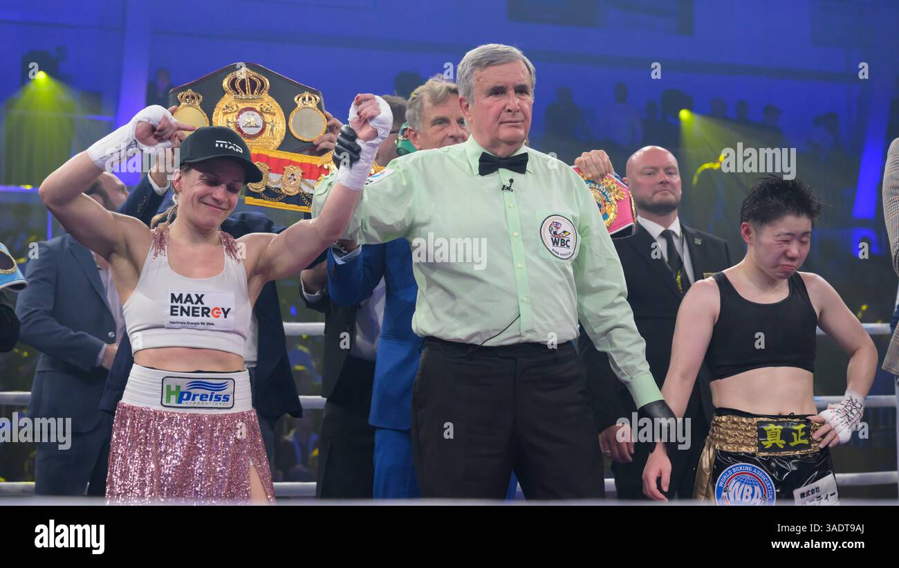 MBS Arena, Deutschland. 05th Apr, 2025. WBC/WBA/WBO/IBF The Ring World Championship Atomweight (10 RDS.) V. L. Tina Rupprecht (GER) Siegerin v. Sumire Yamanaka (JPN) GER, Brandenburg, Potsdam, ses, Boxgala in der MBS Arena in Potsdam AM 5.04.25, Foto : HMB Media - Uwe Koch, 05.04.2025 crédit : dpa/Alamy Live News Banque D'Images