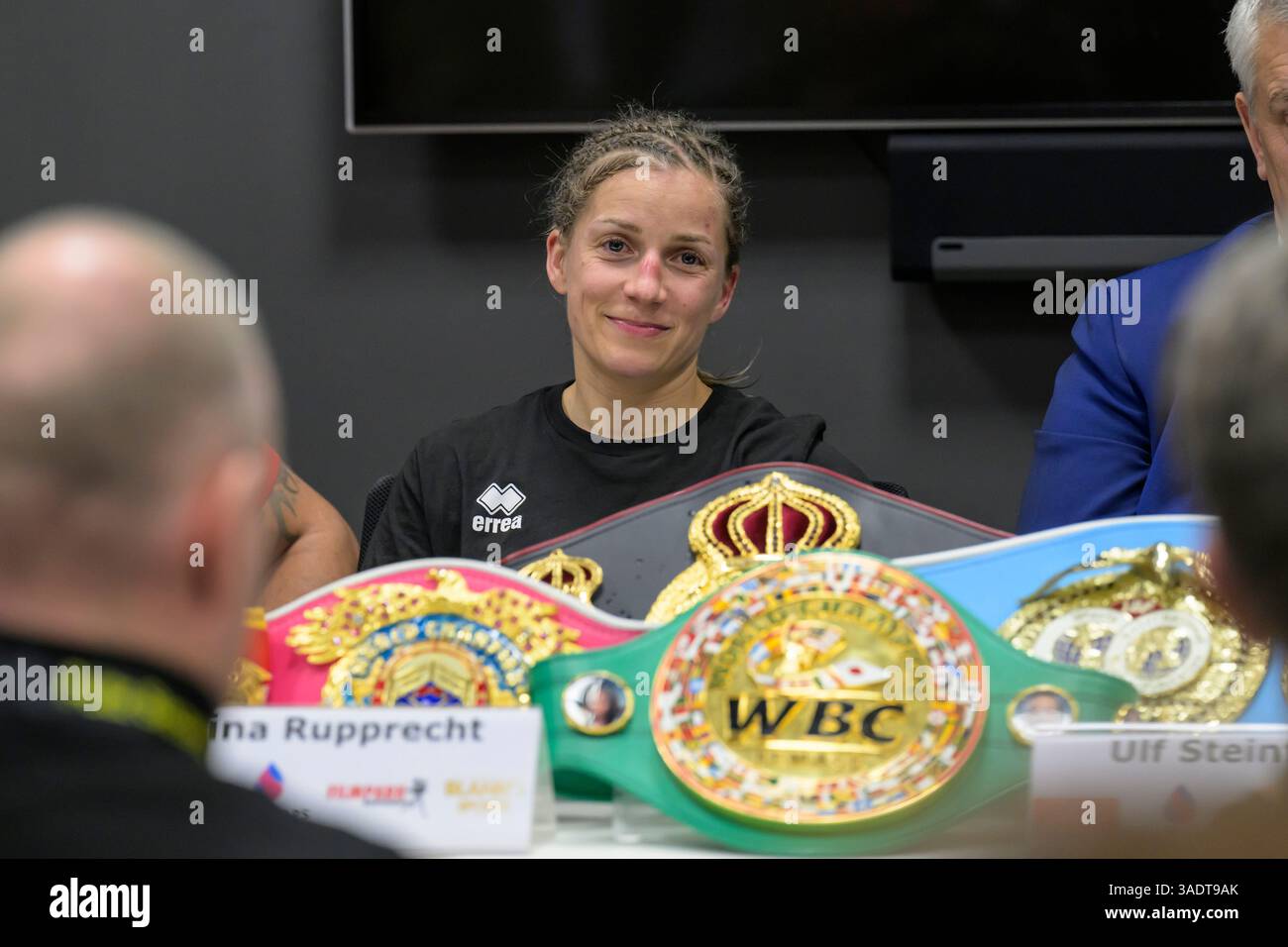 MBS Arena, Deutschland. 06 avril 2025. WBC/WBA/WBO/IBF The Ring World Championship Atomweight (10 RDS.) Pressekonferenz nach dem Kampf im Bild : Tina Rupprecht (GER) mit Guerteln, GER, Brandenburg, Potsdam, ses, Boxgala in der MBS Arena in Potsdam am 5.04.25, Foto : HMB Media - Uwe Koch, 05.04.2025 crédit : dpa/Alamy Live News Banque D'Images