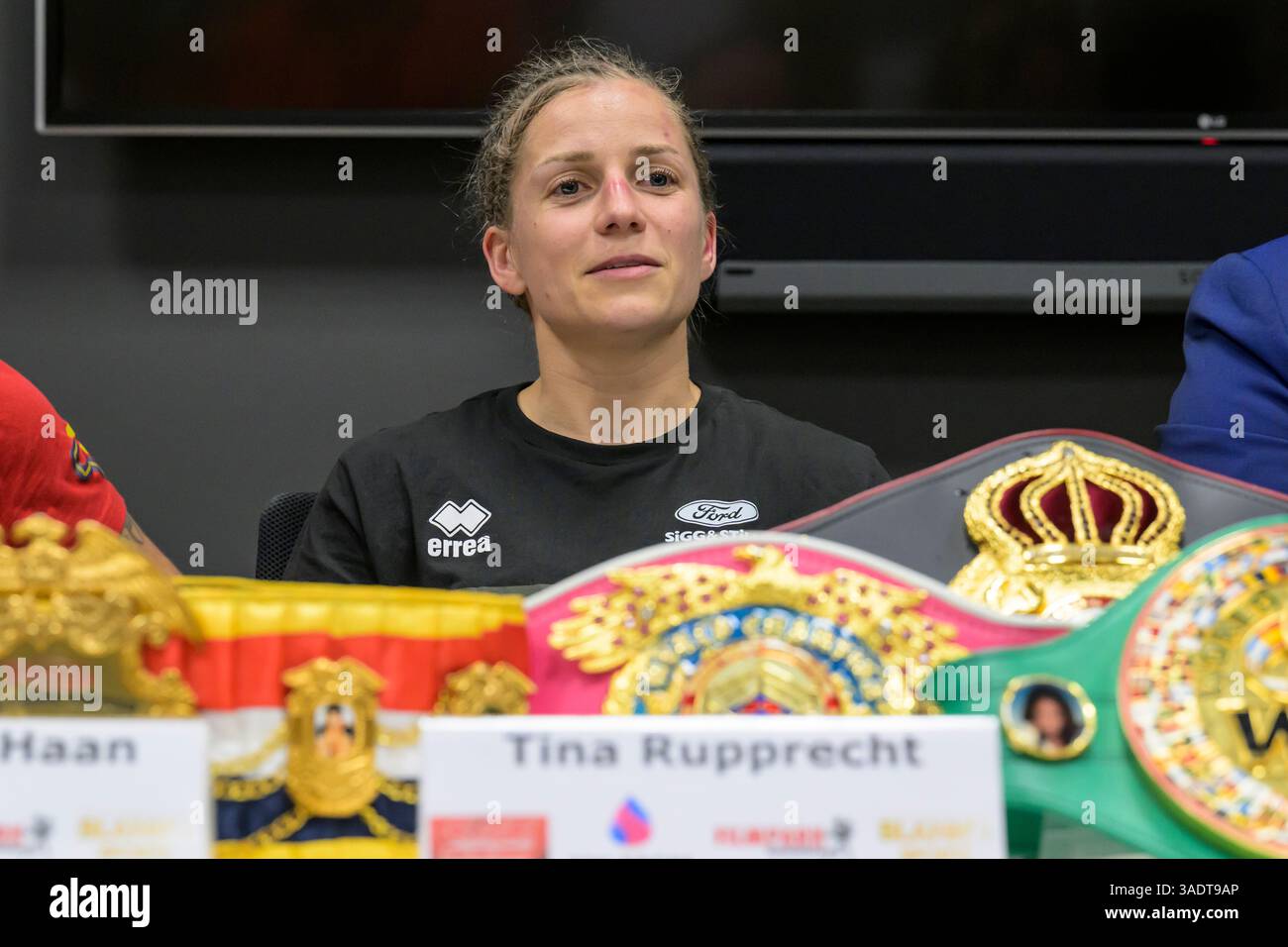MBS Arena, Deutschland. 06 avril 2025. WBC/WBA/WBO/IBF The Ring World Championship Atomweight (10 RDS.) Pressekonferenz nach dem Kampf im Bild : Tina Rupprecht (GER) mit Guerteln, GER, Brandenburg, Potsdam, ses, Boxgala in der MBS Arena in Potsdam am 5.04.25, Foto : HMB Media - Uwe Koch, 05.04.2025 crédit : dpa/Alamy Live News Banque D'Images
