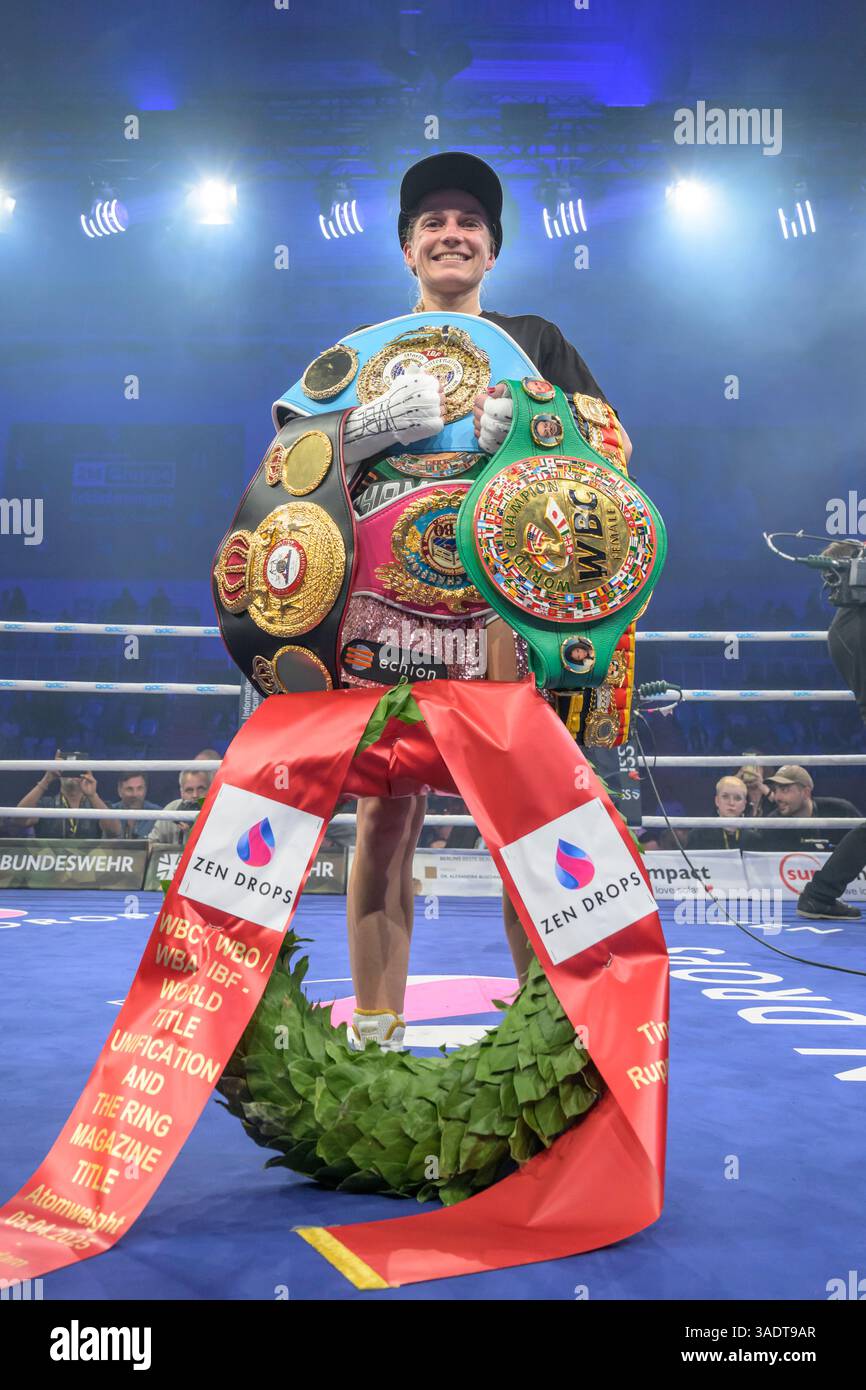 MBS Arena, Deutschland. 05th Apr, 2025. WBC/WBA/WBO/IBF The Ring World Championship Atomweight (10 RDS.) IM Kampf um die Titel siegt Tina Rupprecht (GER) v. Sumire Yamanaka (JPN) GER, Brandenburg, Potsdam, ses, Boxgala in der MBS Arena in Potsdam AM 5.04.25, Foto : HMB Media - Uwe Koch, 05.04.2025 crédit : dpa/Alamy Live News Banque D'Images