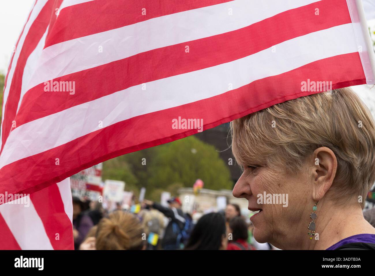 Washington DC, États-Unis. 5 avril 2025. Les manifestants manifestent lors d'une manifestation "sans intervention" contre le président Donald Trump et son conseiller, le PDG de Tesla Elon Musk, le 5 avril 2025, au National Mall de Washington DC. Les manifestants ont inondé les rues de plusieurs grandes villes américaines pour s'opposer aux politiques de division de Donald Trump, lors des plus grandes manifestations depuis son retour à la Maison Blanche. Les organisateurs appellent cela une Journée nationale d'action. Crédit : Aashish Kiphayet/Alamy Live News Banque D'Images