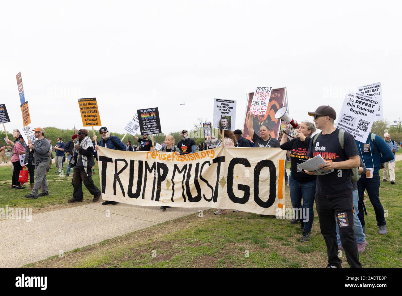 Washington DC, États-Unis. 5 avril 2025. Les manifestants manifestent lors d'une manifestation "sans intervention" contre le président Donald Trump et son conseiller, le PDG de Tesla Elon Musk, le 5 avril 2025, au National Mall de Washington DC. Les manifestants ont inondé les rues de plusieurs grandes villes américaines pour s'opposer aux politiques de division de Donald Trump, lors des plus grandes manifestations depuis son retour à la Maison Blanche. Les organisateurs appellent cela une Journée nationale d'action. Crédit : Aashish Kiphayet/Alamy Live News Banque D'Images