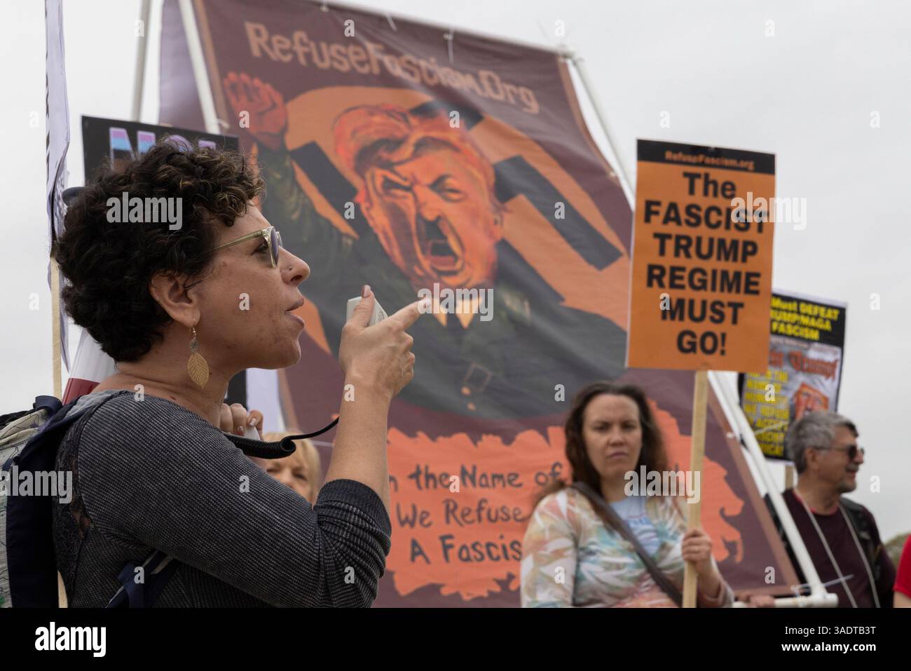 Washington DC, États-Unis. 5 avril 2025. Les manifestants manifestent lors d'une manifestation "sans intervention" contre le président Donald Trump et son conseiller, le PDG de Tesla Elon Musk, le 5 avril 2025, au National Mall de Washington DC. Les manifestants ont inondé les rues de plusieurs grandes villes américaines pour s'opposer aux politiques de division de Donald Trump, lors des plus grandes manifestations depuis son retour à la Maison Blanche. Les organisateurs appellent cela une Journée nationale d'action. Crédit : Aashish Kiphayet/Alamy Live News Banque D'Images