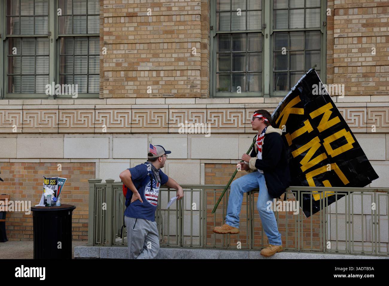 Une personne tient une pancarte avec le texte « No King » alors que les manifestants manifestent lors d’une manifestation « Hands Off » contre le président Donald Trump et son conseiller, le PDG de Tesla Elon Musk, le 5 avril 2025, au National Mall de Washington DC. Les manifestants ont inondé les rues de plusieurs grandes villes américaines pour s’opposer aux politiques de division de Donald Trump, lors des plus grandes manifestations depuis son retour à la Maison Blanche. Les organisateurs appellent cela une Journée nationale d'action. Banque D'Images