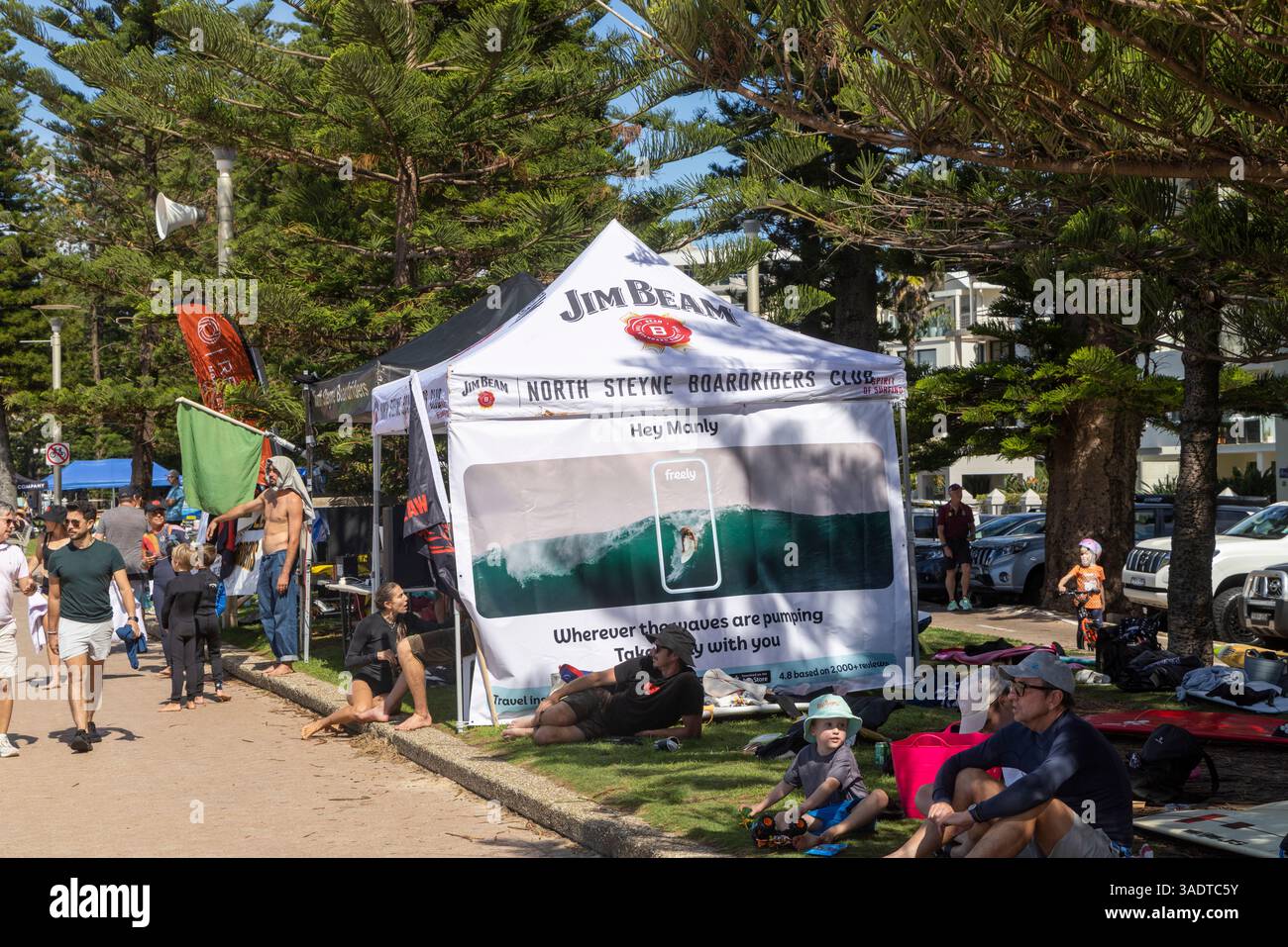 North Steyne Boardders Club, les membres regardent les gens surfer dans l'océan au large de Manly Beach à Sydney, Nouvelle-Galles du Sud, Australie Banque D'Images