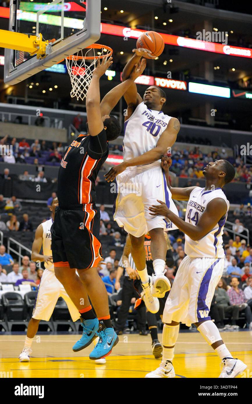 8 mars 2012 : L'attaquant Joe Burton #11 des Oregon State Beavers de Los Angeles, CALIFORNIE se fait fouler par l'attaquant Shawn Kemp, Jr. #40 des Washington Huskies alors qu'il se lève pour un lay-up dans la première moitié du tournoi de basket-ball Pacific 12 de la NCAA entre les Huskies de Washington et les Oregon State Beavers au Staples Center de Los Angeles, CALIFORNIE. (Crédit image : © David Hood/Cal Sport Media/ZUMAPRESS.com) Banque D'Images