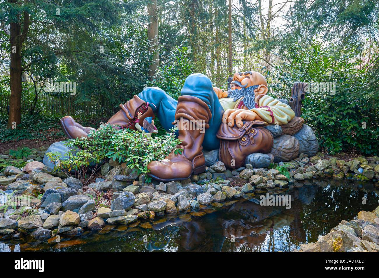 Géant endormi et petit Tom pouce dans la forêt de conte de fées du parc à thème Efteling, aux pays-Bas Banque D'Images