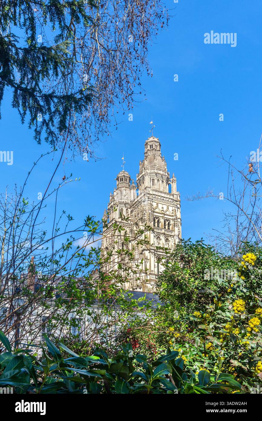 Tours jumelles de la Cathédrale Saint-Gatien depuis le jardin François Sicard - Tours, Indre-et-Loire (37), France. Banque D'Images Tours jumelles de la Cathédrale Saint-Gatien depuis le jardin François Sicard - Tours, Indre-et-Loire (37), France. Banque D'Images