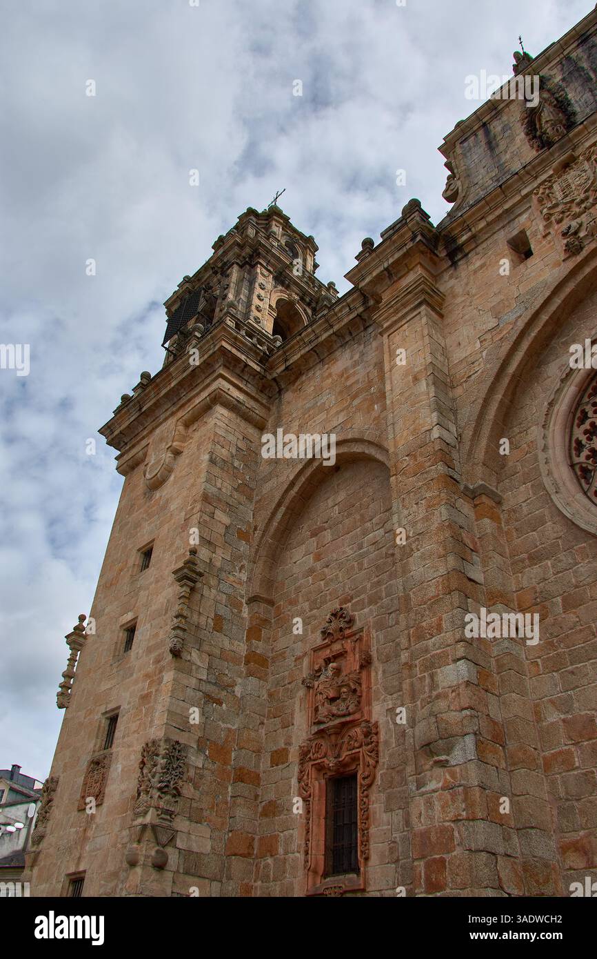 Façade impressionnante de la cathédrale de Mondoñedo située à Lugo, Galice, Espagne. La photo met en valeur les détails architecturaux et historiques de la cathédrale Banque D'Images