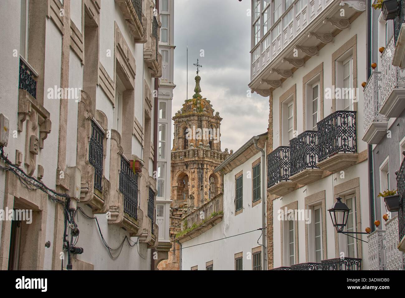 Façade impressionnante de la cathédrale de Mondoñedo située à Lugo, Galice, Espagne. La photo met en valeur les détails architecturaux et historiques de la cathédrale Banque D'Images