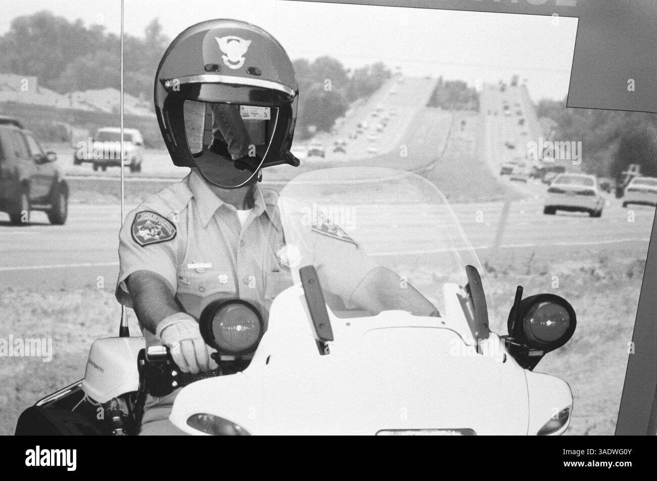 01 janvier 2003 ; Sacramento, CA, États-Unis ; affiche en carton grandeur nature représentant un officier CHP, avec découpe dans la zone du visage, attend la prochaine personne à poser au stand California Highway Patrol à la foire de l'État de Californie. (Crédit image : Arthur Grace/ZUMAPRESS.com) Banque D'Images