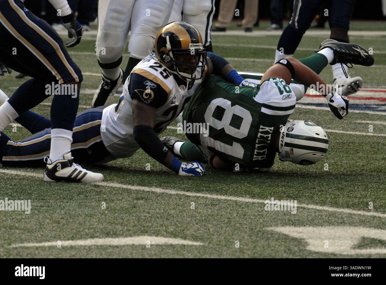 09 nov. 2008 - New York, New York, États-Unis - DUSTIN KELLER lors des jets de NY vs St Louis Rams au Giant Stadium. Les jets ont gagné 37-3 (image crédit : Jeff Geller/ZUMAPRESS.com) Banque D'Images