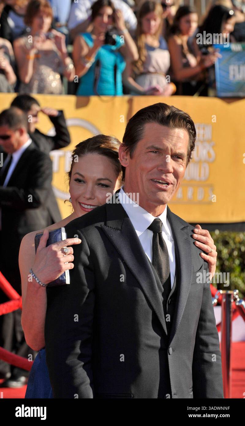29 janvier 2012 - Los Angeles, Californie, États-Unis - les acteurs DIANE LANE et JOSH BROLIN arrivent sur le tapis rouge pour la 18e cérémonie annuelle des Screen Actors Guild Awards au Shrine Auditorium. Lane porte une robe David Meister bleue. (Crédit : © Leonard Ortiz/ZUMAPRESS.com) Banque D'Images