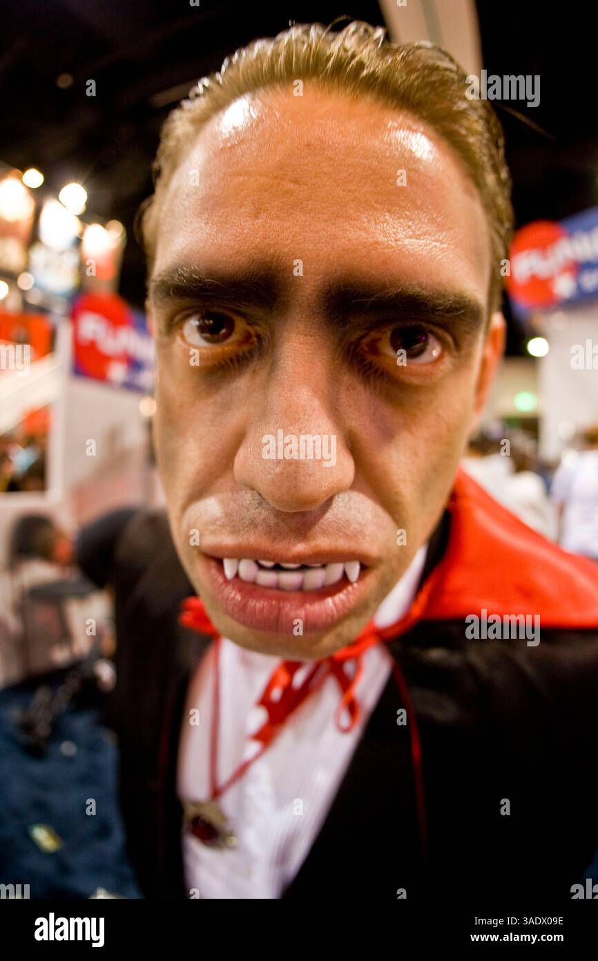 24 juillet 2008 - San Diego, Californie, États-Unis - fait partie des mordus de bandes dessinées 120 000 participant à Comic-Con International au San Diego Convention Center. Présentant à l'origine des bandes dessinées, de la science-fiction/fantasy et du cinéma/télévision et des arts populaires connexes, la convention s'est élargie au fil des ans pour inclure un plus grand éventail d'éléments de la culture pop, tels que l'horreur, l'anime, le manga, l'animation, jouets, jeux de cartes à collectionner, jeux vidéo et webcomics (image crédit : Spencer Grant/ZUMAPRESS.com) Banque D'Images