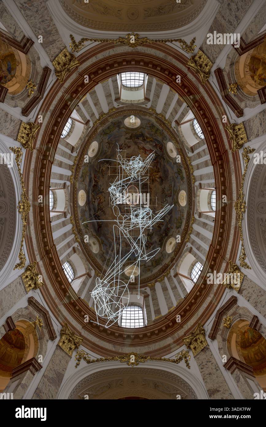 La sculpture se forme à travers des plis (ascendants) par Cerith Wyn Evans dans le dôme, la Karlskirche (allemand pour l'église de Charles), Karlsplatz, Vienne, Autriche Banque D'Images