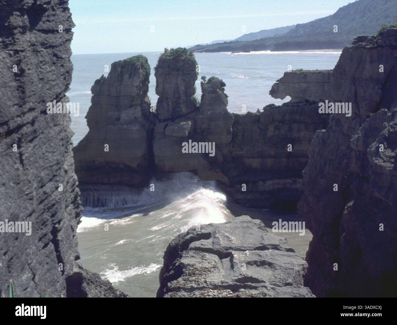 11 janvier 1997 ; Greymouth, Nouvelle-Zélande ; Punakaiki Pancake Rocks entre Greymouth et Westport sur la côte ouest ressemblent à des piles de crêpes géantes. . (Crédit image : P.J. Heller/ZUMAPRESS.com) Banque D'Images