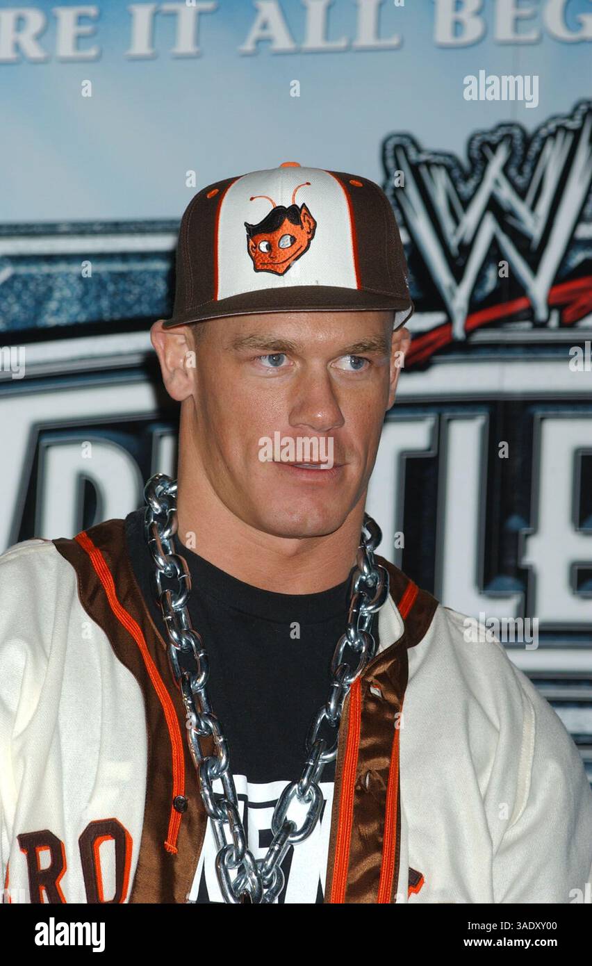 11 mars 2004 ; New York, NY, États-Unis ; JOHN CENA à la conférence de presse WWE Wrestlemania XX qui a eu lieu au Planet Hollywood à Times Square. (Crédit image : Dan Herrick/ZUMAPRESS.com) Banque D'Images