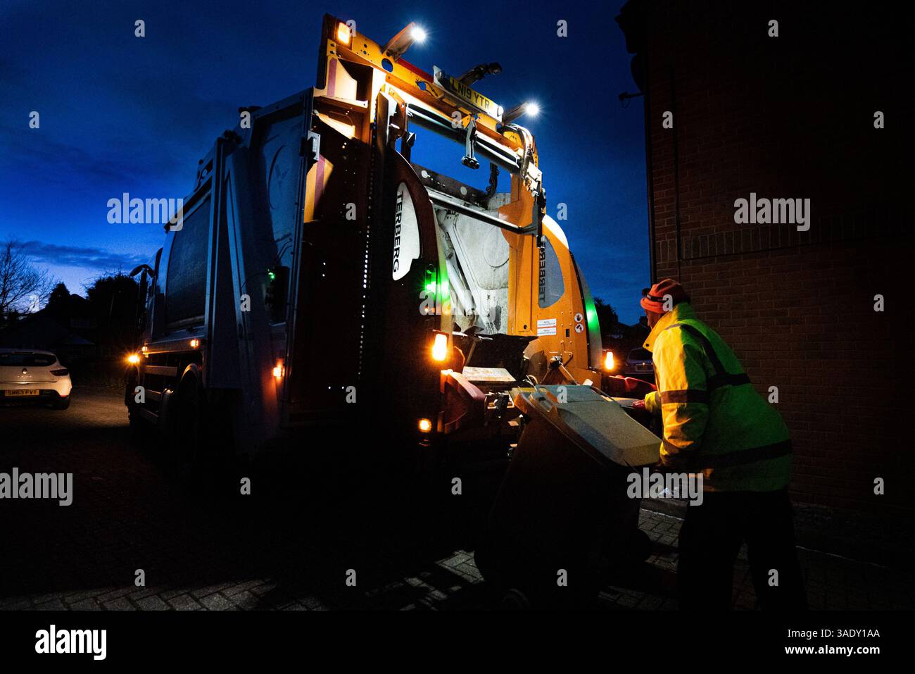 Collecte des poubelles à l'aube Banque D'Images