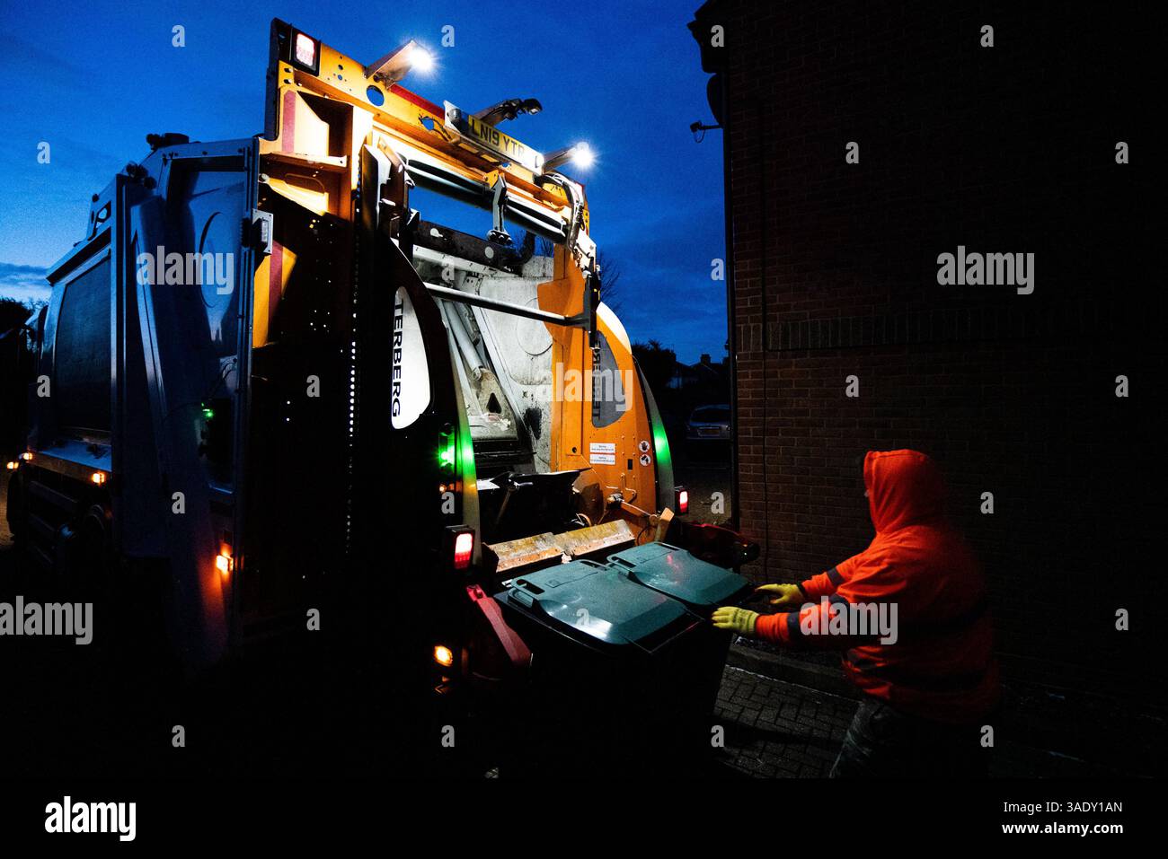 Collecte des poubelles à l'aube Banque D'Images