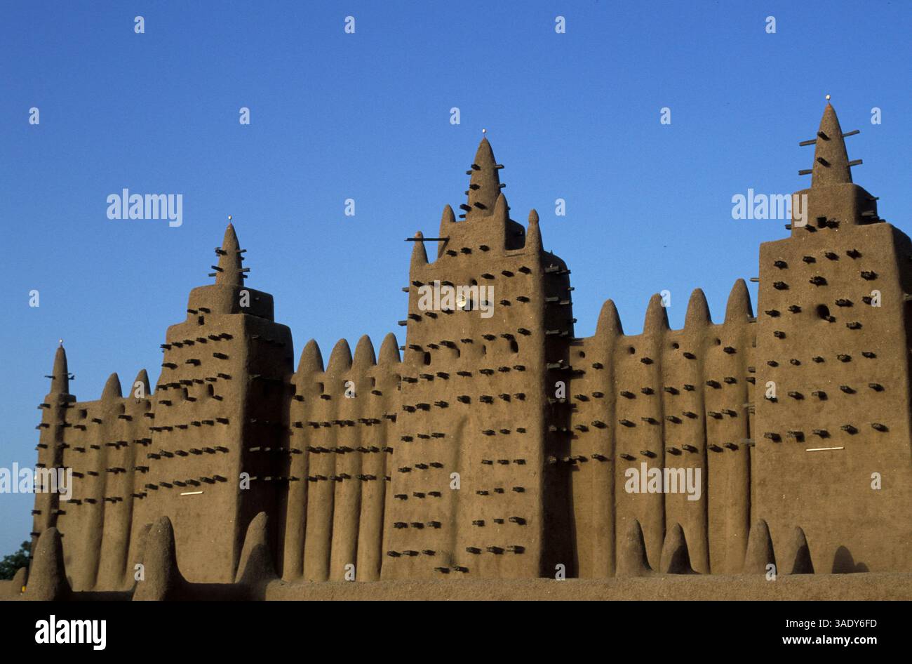 20 juin 2004 ; Djenne, MALI ; 'la Grande Mosquée', la plus grande mosquée du monde, située dans la ville de Djenne au Mali.. (Crédit image : Dan Herrick/ZUMAPRESS.com) Banque D'Images