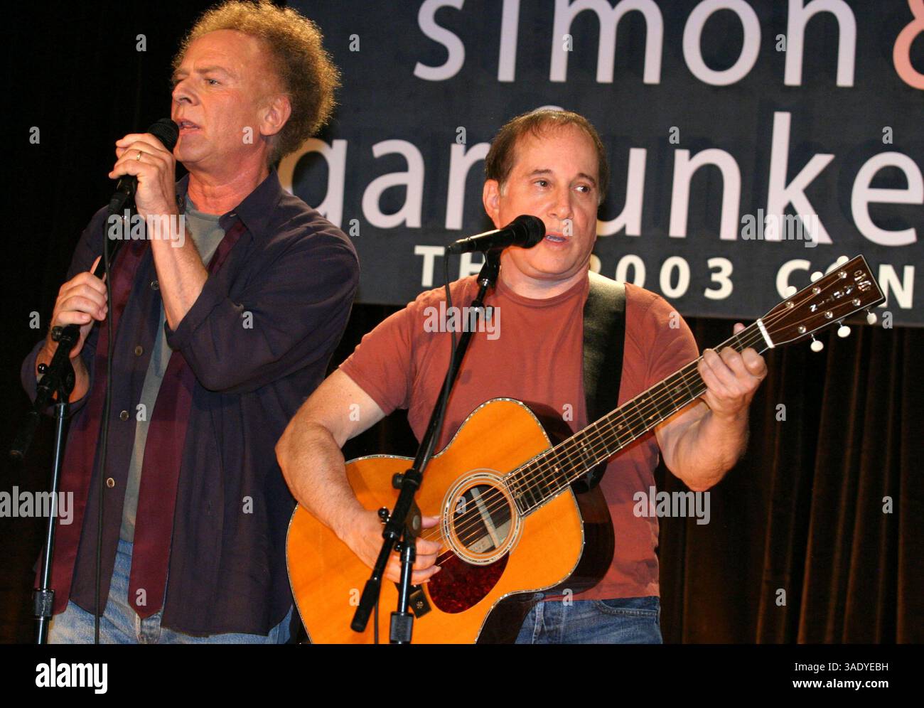 ART GARFUNKEL et PAUL SIMON @ une conférence de presse et un spectacle en direct pour annoncer leur réunion 'Old Friends : The 2003 concert Tour' organisé @ The Bottom Line. (Crédit image : Nancy Kaszerman/ZUMAPRESS.com) Banque D'Images