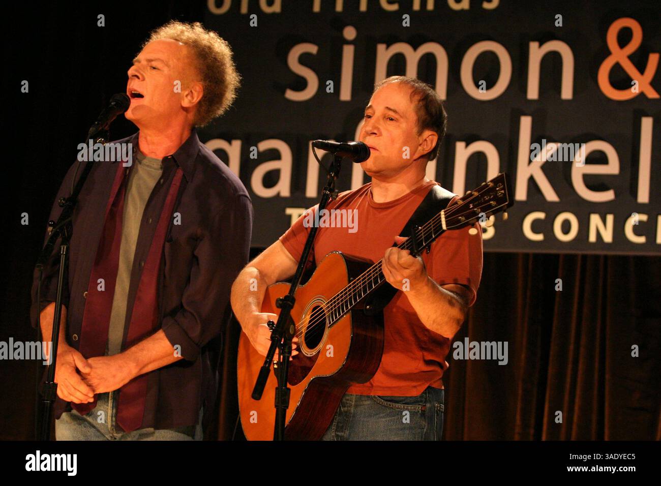 ART GARFUNKEL et PAUL SIMON @ une conférence de presse et un spectacle en direct pour annoncer leur réunion 'Old Friends : The 2003 concert Tour' organisé @ The Bottom Line. (Crédit image : Nancy Kaszerman/ZUMAPRESS.com) Banque D'Images