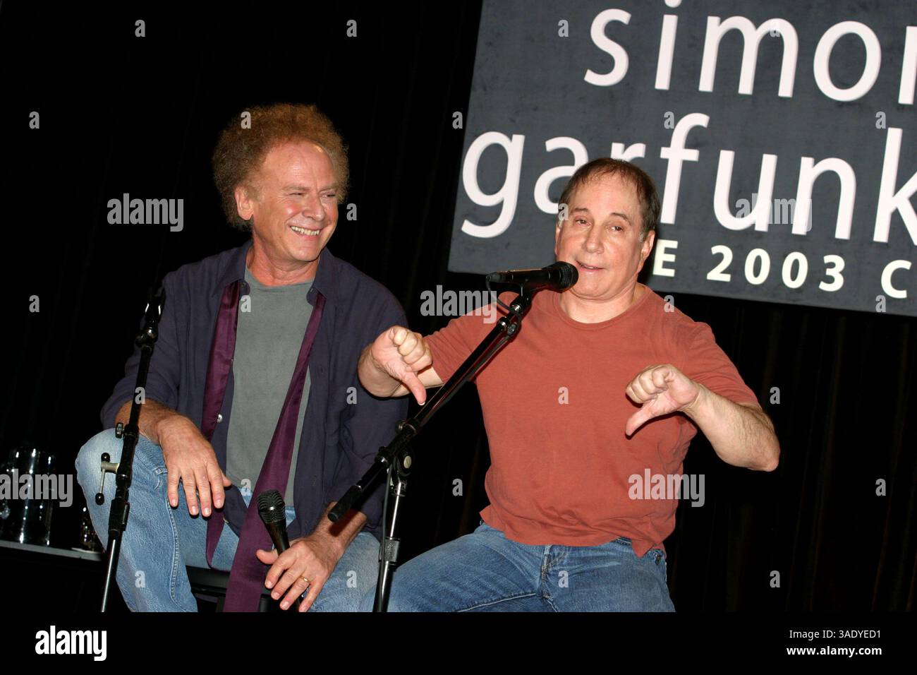 ART GARFUNKEL et PAUL SIMON @ une conférence de presse et un spectacle en direct pour annoncer leur réunion 'Old Friends : The 2003 concert Tour' organisé @ The Bottom Line. (Crédit image : Nancy Kaszerman/ZUMAPRESS.com) Banque D'Images