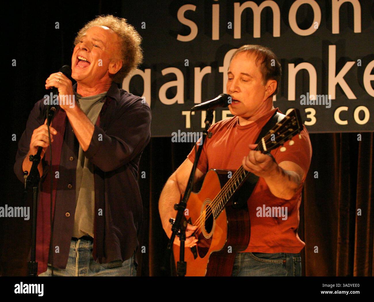 ART GARFUNKEL et PAUL SIMON @ une conférence de presse et un spectacle en direct pour annoncer leur réunion 'Old Friends : The 2003 concert Tour' organisé @ The Bottom Line. (Crédit image : Nancy Kaszerman/ZUMAPRESS.com) Banque D'Images