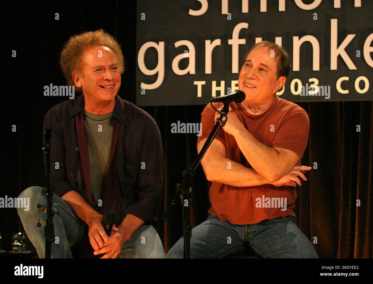 ART GARFUNKEL et PAUL SIMON @ une conférence de presse et un spectacle en direct pour annoncer leur réunion 'Old Friends : The 2003 concert Tour' organisé @ The Bottom Line. (Crédit image : Nancy Kaszerman/ZUMAPRESS.com) Banque D'Images