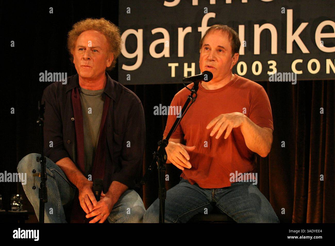 ART GARFUNKEL et PAUL SIMON @ une conférence de presse et un spectacle en direct pour annoncer leur réunion 'Old Friends : The 2003 concert Tour' organisé @ The Bottom Line. (Crédit image : Nancy Kaszerman/ZUMAPRESS.com) Banque D'Images