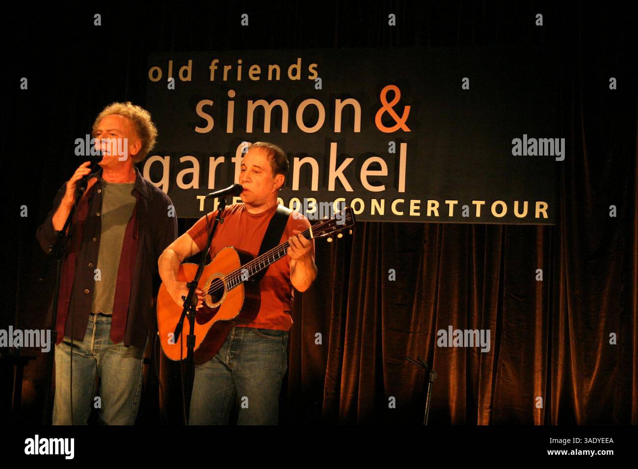 ART GARFUNKEL et PAUL SIMON @ une conférence de presse et un spectacle en direct pour annoncer leur réunion 'Old Friends : The 2003 concert Tour' organisé @ The Bottom Line. (Crédit image : Nancy Kaszerman/ZUMAPRESS.com) Banque D'Images