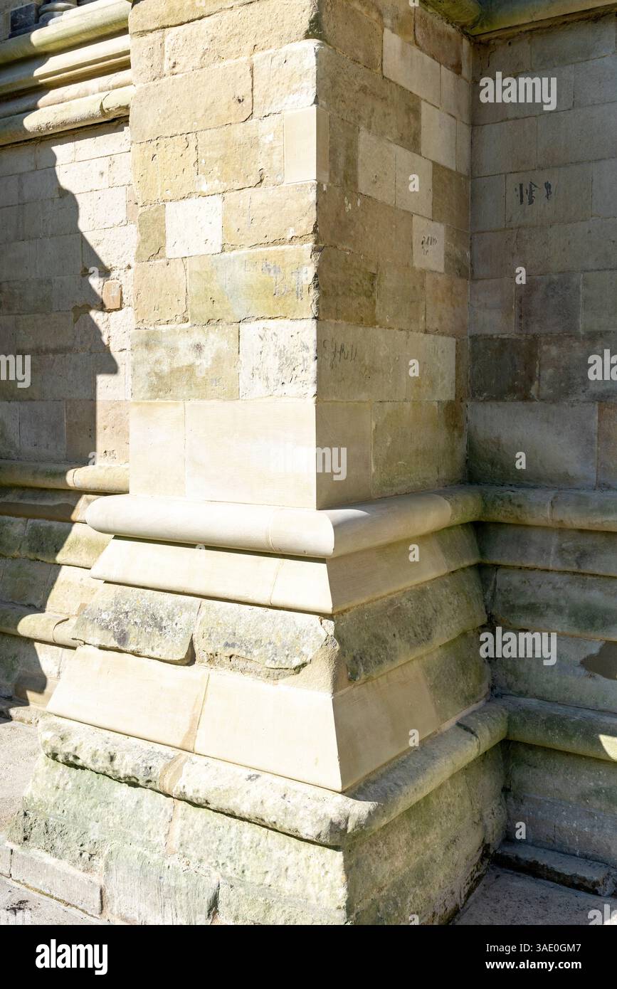 Nouveau bloc de pierre de remplacement remplacé à la cathédrale de Salisbury Banque D'Images