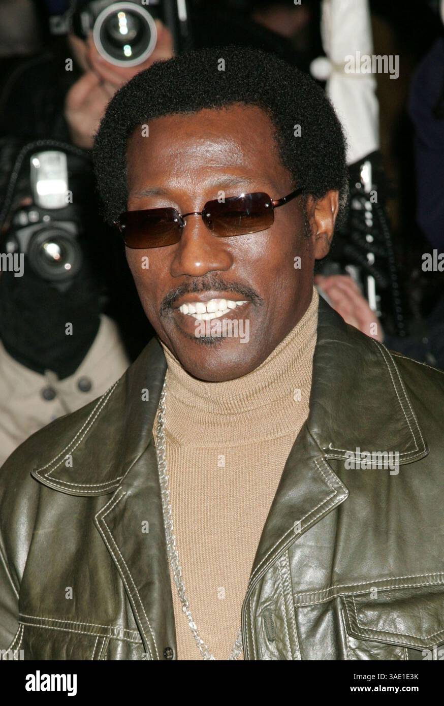 17 octobre 2006 ; New York, NY, États-Unis ; photo du dossier : 20 mars 2006. L'acteur WESLEY SNIPES lors de la première mondiale de « Inside Man » au Ziegfeld Theatre. Snipes a été inculpé mardi 17 octobre pour huit chefs de fraude fiscale l'accusant d'avoir tenté de tromper le gouvernement de 12 millions de dollars en fausses demandes de remboursement. Snipes, 44 ans, a également omis de produire des déclarations de revenus pendant six ans, selon un acte d'accusation rendu public à Tampa, en Floride. Les procureurs fédéraux ont déclaré que Snipes avait frauduleusement réclamé des remboursements totalisant près de 12 millions de dollars en 1996 et 1997 sur les impôts sur le revenu. Snipes risque 16 ans de prison.. (Crédit image : Nancy Kas Banque D'Images