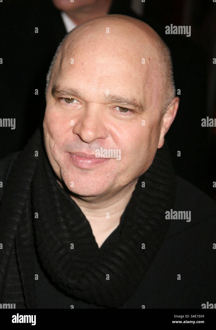 18 mars 2008 - Londres, Angleterre, Royaume-Uni - le réalisateur britannique ANTHONY MINGHELLA est décédé à l'âge de 54 ans, a déclaré son agent. Minghella, dont les films incluent Truly, Madly, Deep et Cold Mountain, était présidente du British film Institute. En 1996, il remporte un Oscar pour avoir réalisé The English patient et est également nominé pour l'écriture du scénario de The talentueux Mr Ripley en 1999. Il a également réalisé un épisode télévisé du livre The No. 1 Ladies' Detective Agency, qui devrait être projeté à Pâques. Un pilote de 90 minutes, réalisé par Minghella et co-écrit avec Richard Curtis, est prévu Banque D'Images