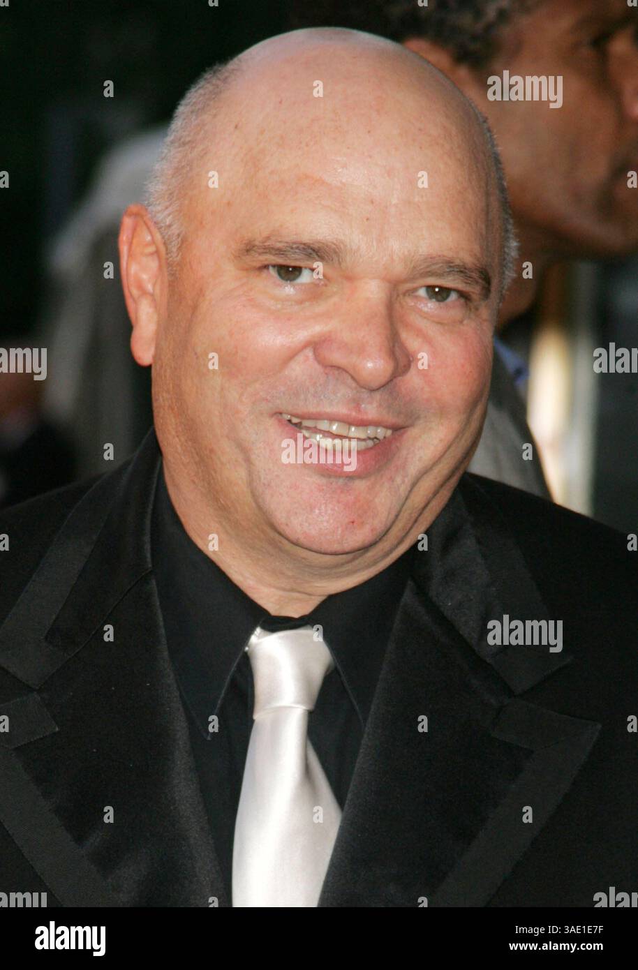 18 mars 2008 - Londres, Angleterre, Royaume-Uni - le réalisateur britannique ANTHONY MINGHELLA est décédé à l'âge de 54 ans, a déclaré son agent. Minghella, dont les films incluent Truly, Madly, Deep et Cold Mountain, était présidente du British film Institute. En 1996, il remporte un Oscar pour la réalisation de The English patient et est également nominé aux Oscars pour l'écriture du scénario des années 1999, The talentueux Mr Ripley. Il a également réalisé un épisode télévisé du livre The No. 1 Ladies Detective Agency, qui devrait être projeté à Pâques. Un pilote de 90 minutes, réalisé par Minghella et co-écrit avec Richard Curtis, devrait être s. Banque D'Images