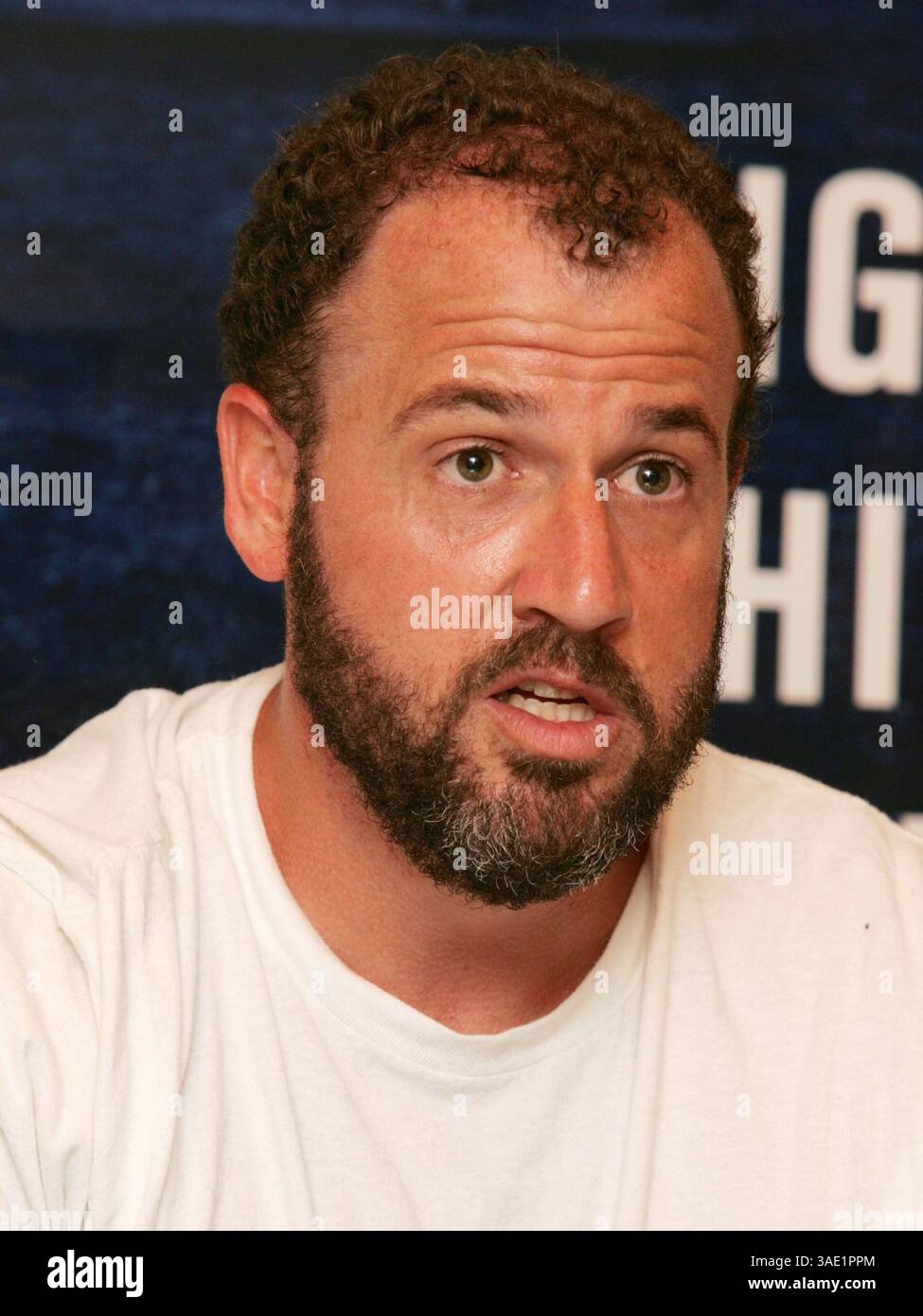 24 juillet 2008 - Brooklyn, NY, USA - L'auteur JAMES FREY apparaît à une discussion de livre et signe pour son nouveau livre 'Bright, Shiny Morning' à la librairie BookCourt à Brooklyn. Il s'agit de son premier livre après ses mémoires controversées partiellement fabriquées 'A million Little PIECES (crédit image : Nancy Kaszerman/ZUMAPRESS.com) Banque D'Images