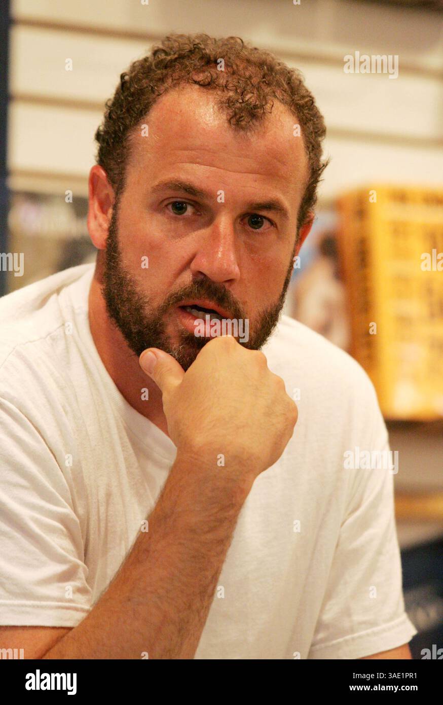 24 juillet 2008 - Brooklyn, NY, USA - L'auteur JAMES FREY apparaît à une discussion de livre et signe pour son nouveau livre 'Bright, Shiny Morning' à la librairie BookCourt à Brooklyn. Il s'agit de son premier livre après ses mémoires controversées partiellement fabriquées 'A million Little PIECES (crédit image : Nancy Kaszerman/ZUMAPRESS.com) Banque D'Images