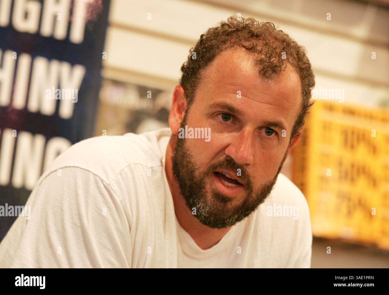 24 juillet 2008 - Brooklyn, NY, USA - L'auteur JAMES FREY apparaît à une discussion de livre et signe pour son nouveau livre 'Bright, Shiny Morning' à la librairie BookCourt à Brooklyn. Il s'agit de son premier livre après ses mémoires controversées partiellement fabriquées 'A million Little PIECES (crédit image : Nancy Kaszerman/ZUMAPRESS.com) Banque D'Images