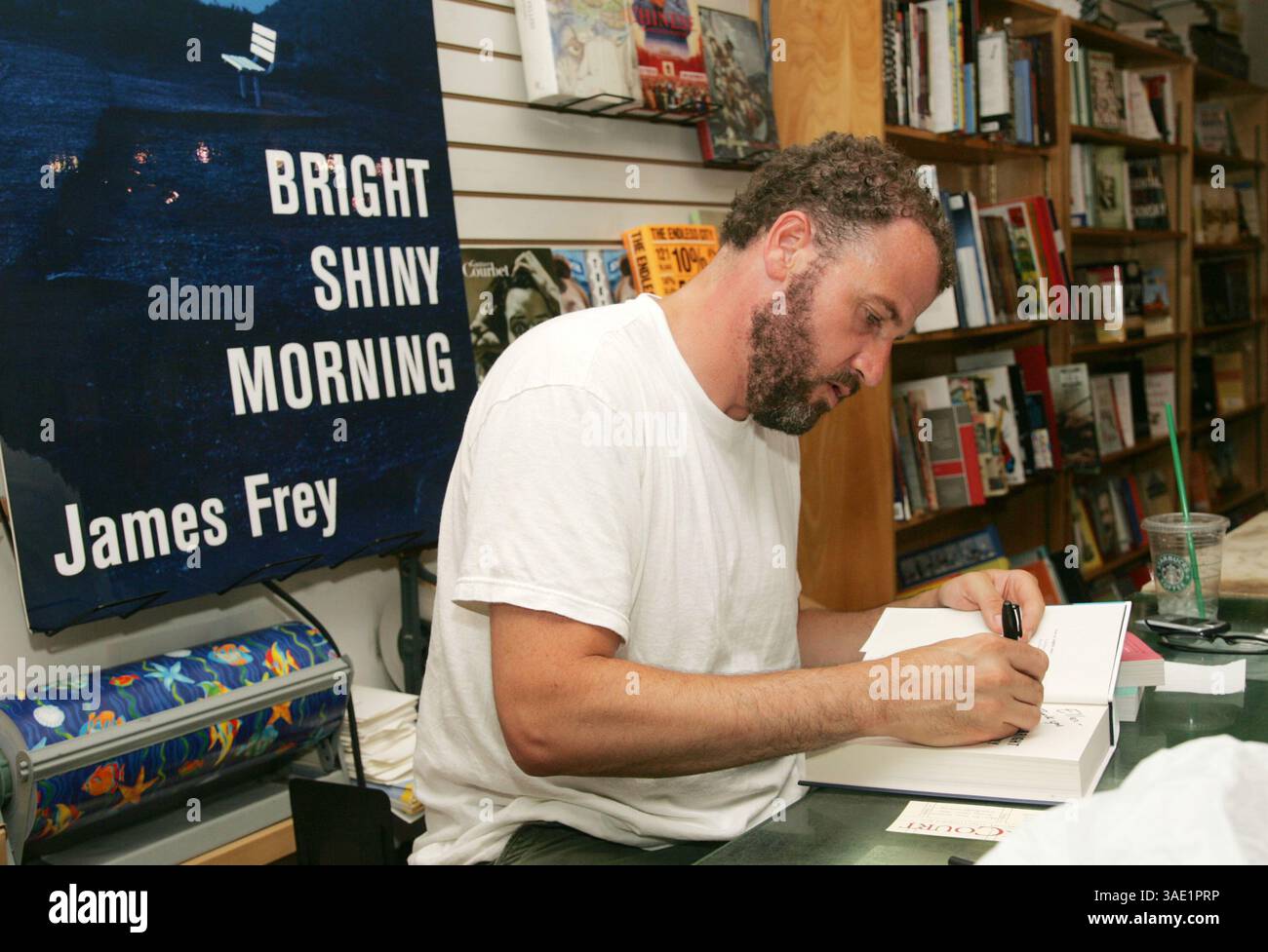 24 juillet 2008 - Brooklyn, NY, USA - L'auteur JAMES FREY apparaît à une discussion de livre et signe pour son nouveau livre 'Bright, Shiny Morning' à la librairie BookCourt à Brooklyn. Il s'agit de son premier livre après ses mémoires controversées partiellement fabriquées 'A million Little PIECES (crédit image : Nancy Kaszerman/ZUMAPRESS.com) Banque D'Images