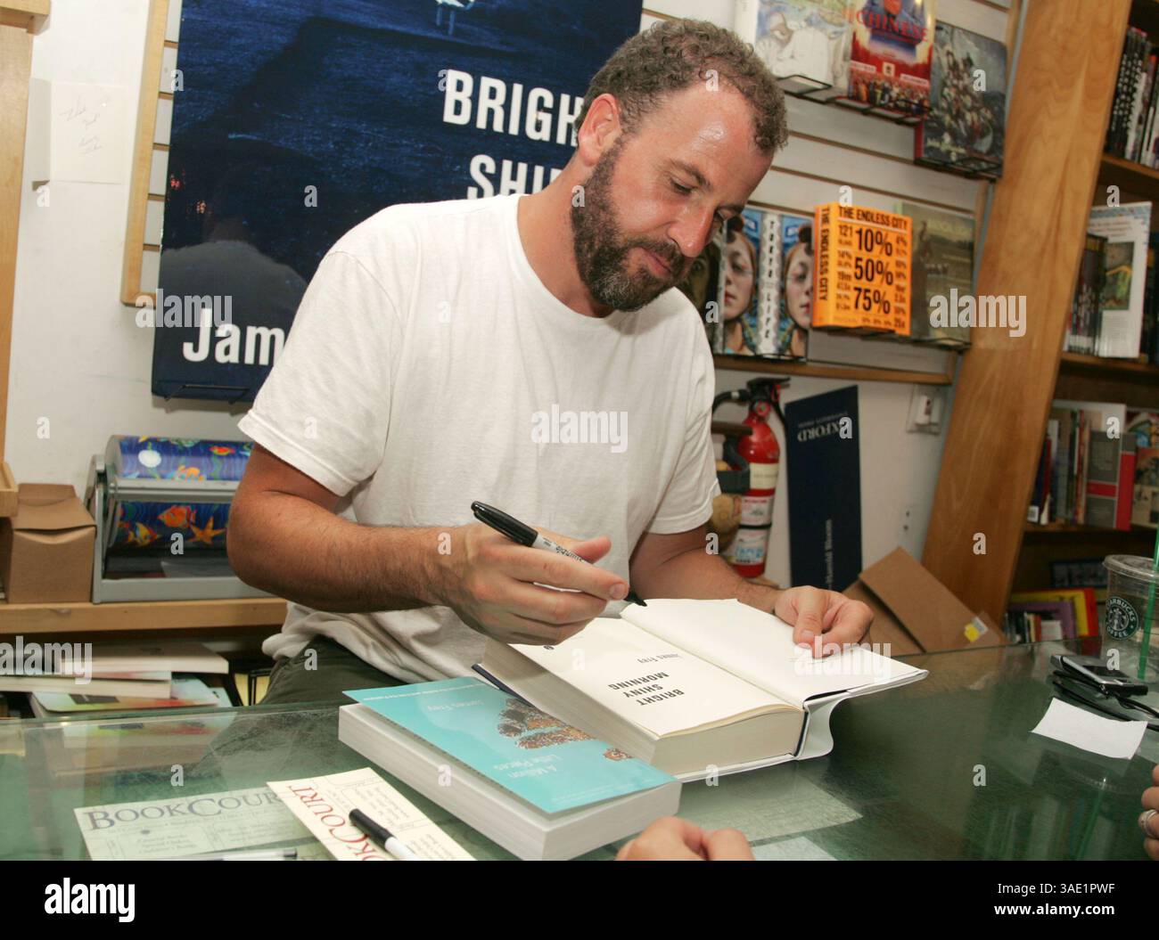 24 juillet 2008 - Brooklyn, NY, USA - L'auteur JAMES FREY apparaît à une discussion de livre et signe pour son nouveau livre 'Bright, Shiny Morning' à la librairie BookCourt à Brooklyn. Il s'agit de son premier livre après ses mémoires controversées partiellement fabriquées 'A million Little PIECES (crédit image : Nancy Kaszerman/ZUMAPRESS.com) Banque D'Images