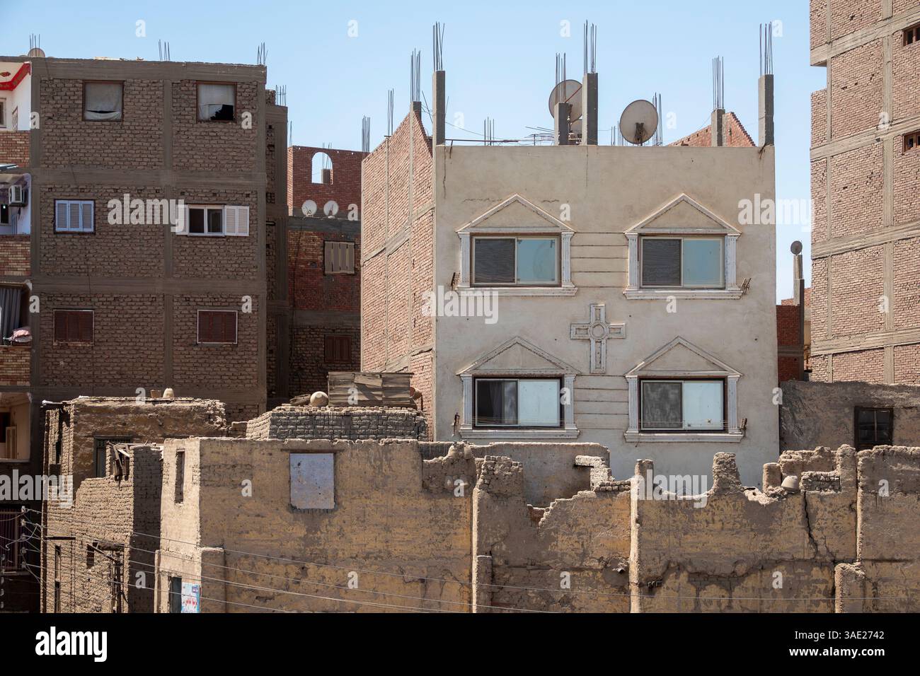 Une vue de la rive du Nil montrant les techniques de construction modernes, à la fois la brique boueuse et le béton armé Banque D'Images