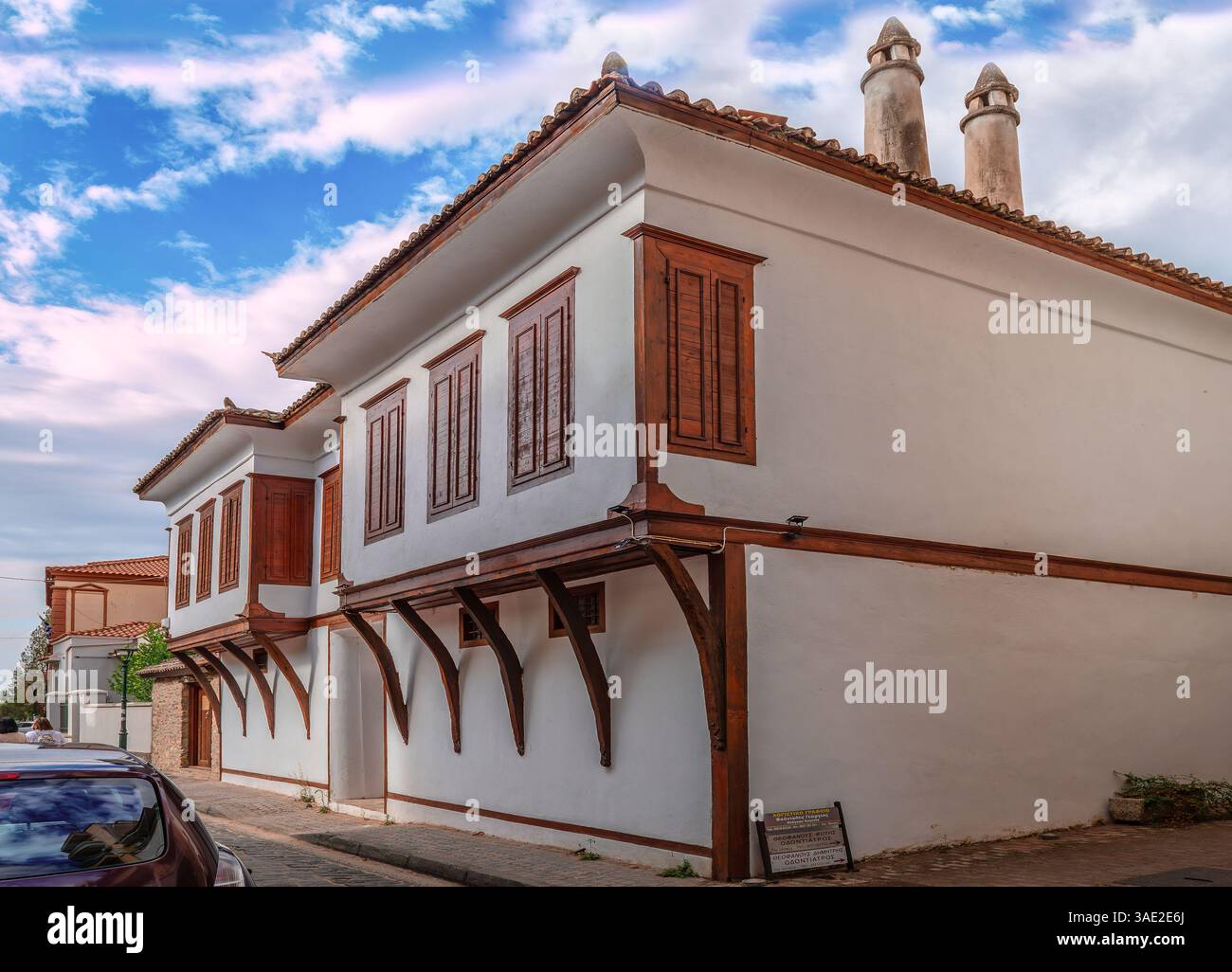 Maison rénovée de deux étages avec baies vitrées typiques (alias erker), à Komotini, Grèce, typique de l'architecture traditionnelle des balkans. Banque D'Images
