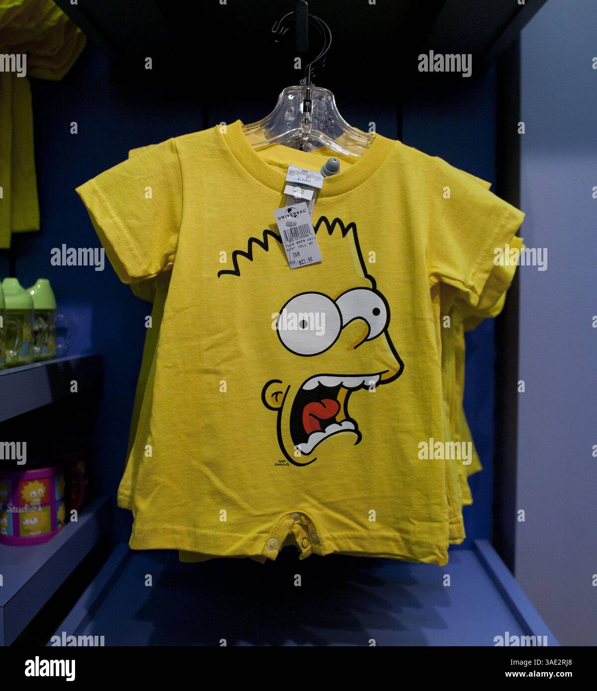 20 février 2012 - Los Angeles, CALIFORNIE, États-Unis - les Simpson sourvenirs au magasin Universal Studios à Los Angeles, Californie lundi 20 février 2012. Les Simpson sont finalement devenus la sitcom américaine la plus ancienne, le programme d'animation américain le plus ancien, et en 2009, il a dépassé Gunsmoke comme la série télévisée américaine la plus ancienne en primetime, scénarisée. Depuis ses débuts le 17 décembre 1989, la série a diffusé 500 épisodes et la 23e saison a commencé à être diffusée le 25 septembre 2011. Le 7 octobre 2011, le spectacle a été renouvelé jusqu'à sa 25e saison..ARMANDO ARORIZO. ( Banque D'Images