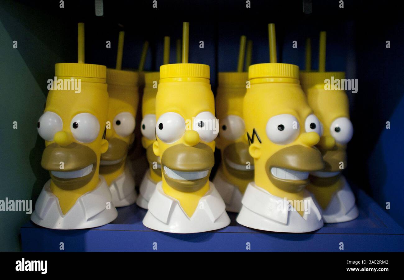 20 février 2012 - Los Angeles, CALIFORNIE, États-Unis - les Simpson sourvenirs au magasin Universal Studios à Los Angeles, Californie lundi 20 février 2012. Les Simpson sont finalement devenus la sitcom américaine la plus ancienne, le programme d'animation américain le plus ancien, et en 2009, il a dépassé Gunsmoke comme la série télévisée américaine la plus ancienne en primetime, scénarisée. Depuis ses débuts le 17 décembre 1989, la série a diffusé 500 épisodes et la 23e saison a commencé à être diffusée le 25 septembre 2011. Le 7 octobre 2011, le spectacle a été renouvelé jusqu'à sa 25e saison..ARMANDO ARORIZO. ( Banque D'Images