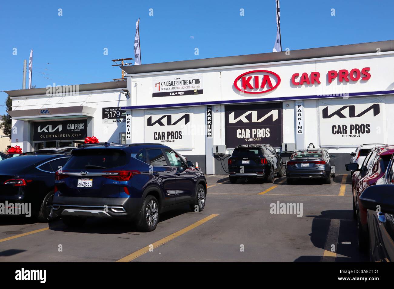 Glendale, Californie : extérieur du concessionnaire automobile KIA Banque D'Images