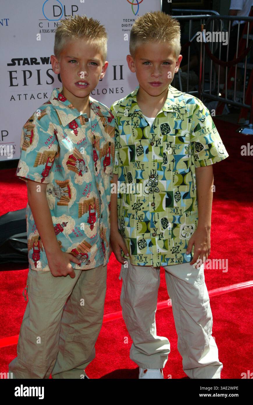 12 mai 2002 ; Hollywood, CA, États-Unis ; jumeaux DYLAN & COLE SPROUSE @ 'Star Wars : Episode II attaque des clones' première au Mann Chinese Theatres.. (Crédit image : Lisa O'Connor/ZUMAPRESS.com) Banque D'Images