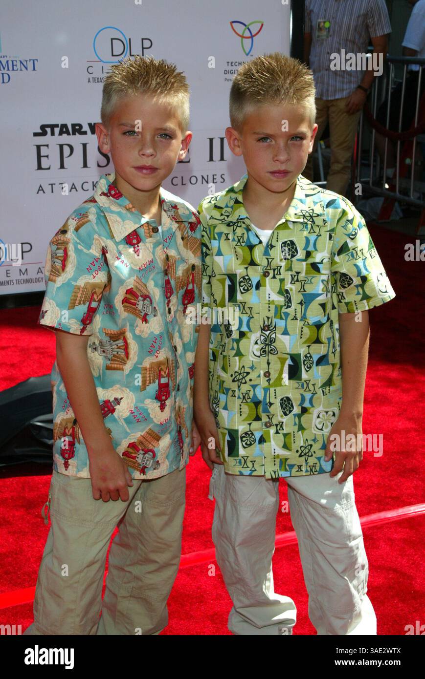 12 mai 2002 ; Hollywood, CA, États-Unis ; jumeaux DYLAN & COLE SPROUSE @ 'Star Wars : Episode II attaque des clones' première au Mann Chinese Theatres.. (Crédit image : Lisa O'Connor/ZUMAPRESS.com) Banque D'Images