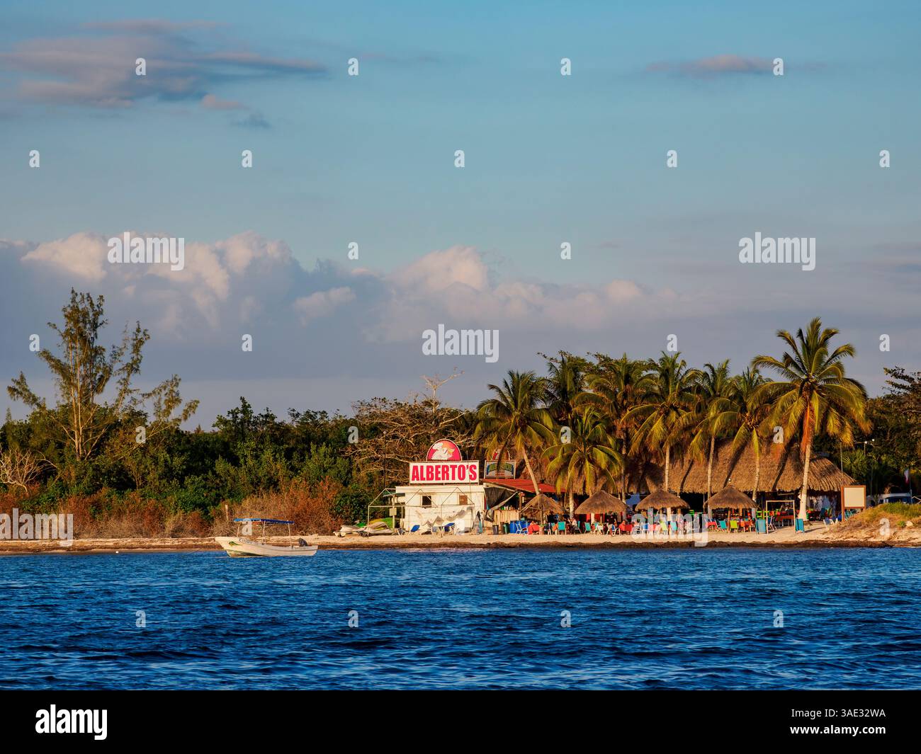 Côte ouest au coucher du soleil, île de Cozumel, État de Quintana Roo, Mexique Banque D'Images