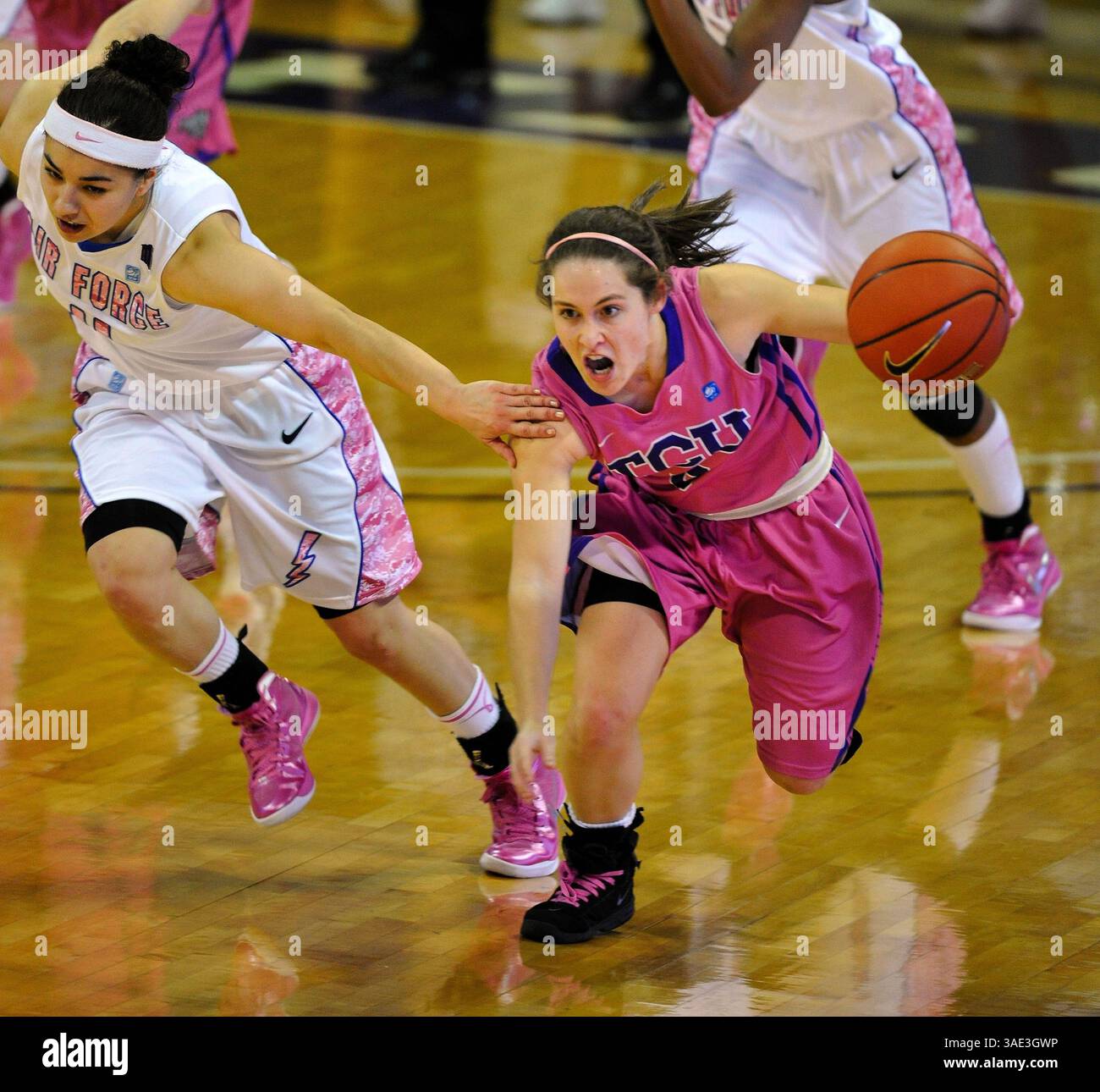 22 février 2012 - Fort Worth, TX, États-Unis - Meagan Henson, de Texas Christian, vole le ballon et tente de battre Cherae Medina de l'Armée de l'Air au Daniel-Mayer Coliseum de Fort Worth, Texas, le mercredi 22 février 2012. (Crédit image : © Max Faulkner/Fort Worth Star-Telegram/MCT/ZUMAPRESS.com) Banque D'Images