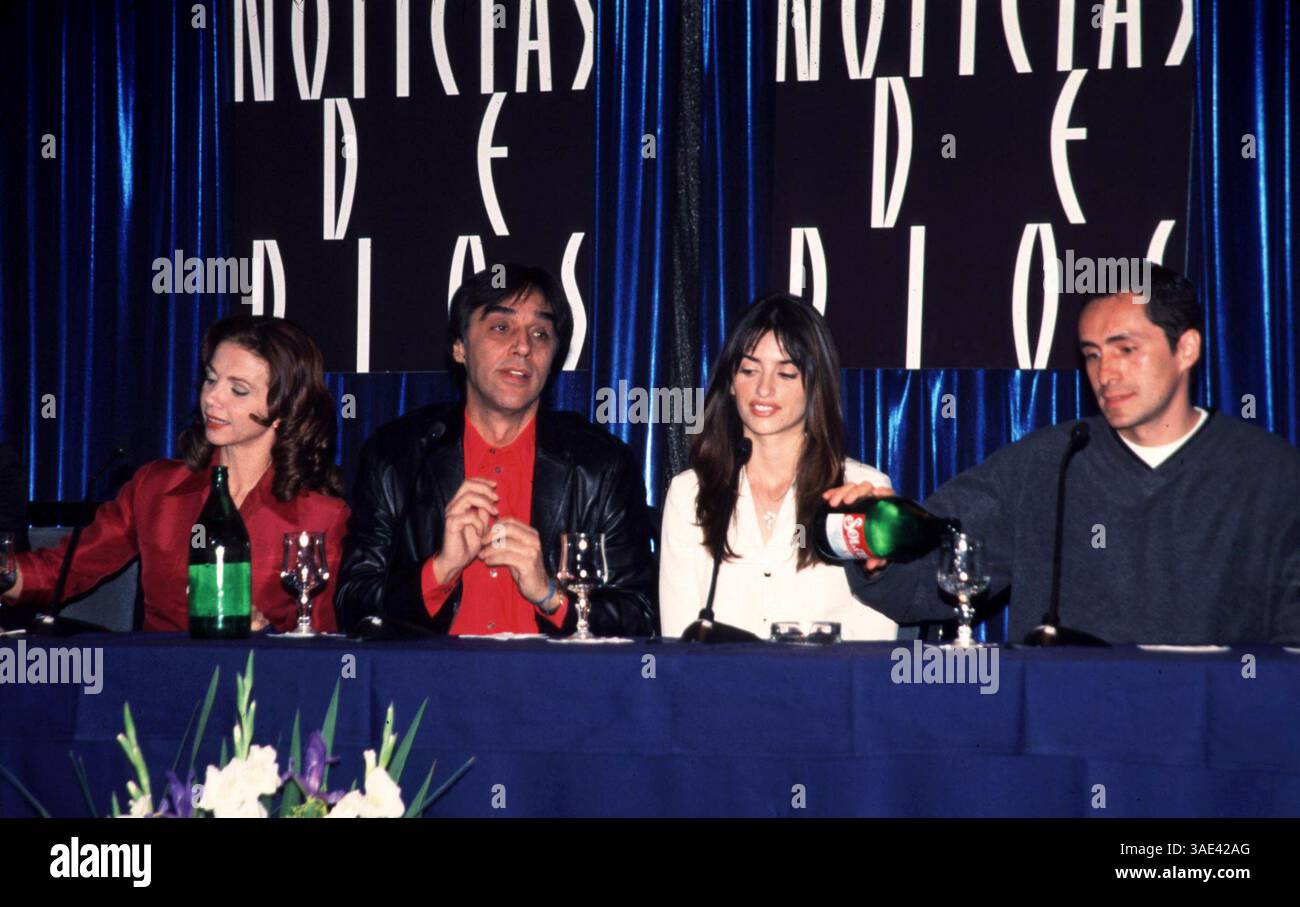 04 avril 2001 ; Madrid, Espagne ; ventes en Amérique du Nord UNIQUEMENT ! Acteurs PENELOPE CRUZ, DEMIAN Bichir & VICTORIA ABRIL @ la première de 'Sin Noticas de Dios,' (No News of God).. (Image de crédit : Remi Agency/ZUMAPRESS.com) Banque D'Images